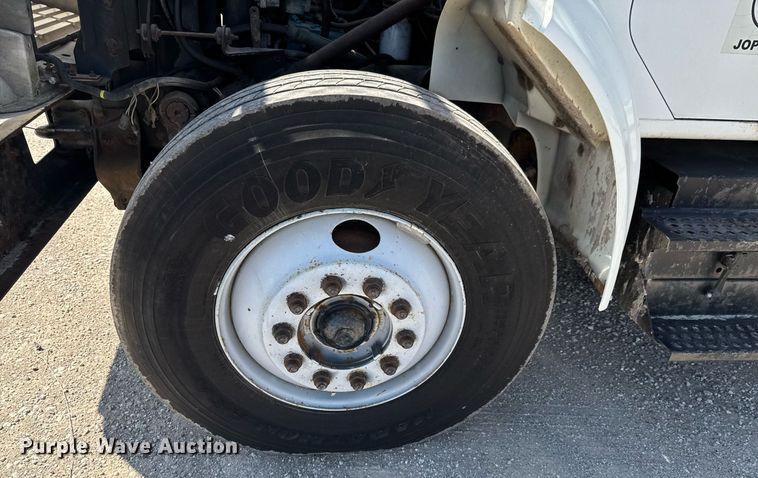 image for item DO0776 1999 International 4700 bucket truck