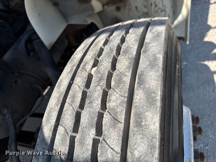 image for item DO0776 1999 International 4700 bucket truck