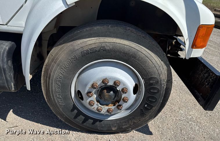 image for item DO0776 1999 International 4700 bucket truck