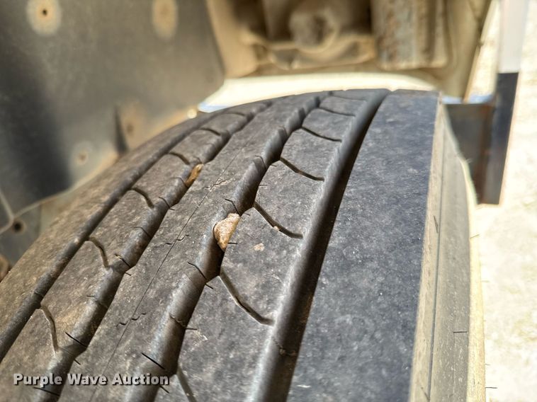 image for item DO0776 1999 International 4700 bucket truck