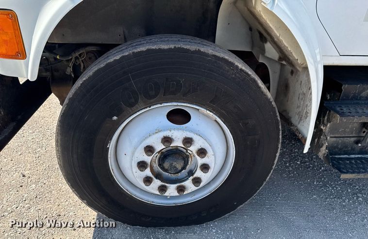 image for item DO0776 1999 International 4700 bucket truck