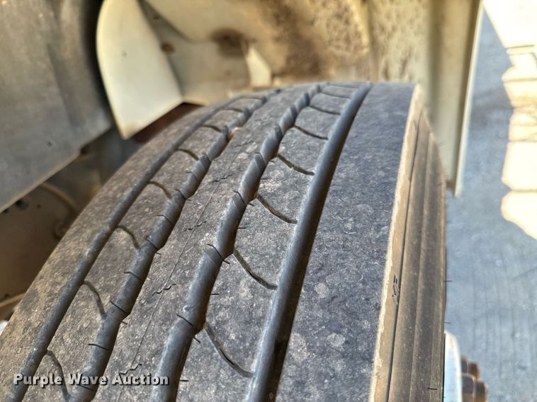 image for item DO0776 1999 International 4700 bucket truck