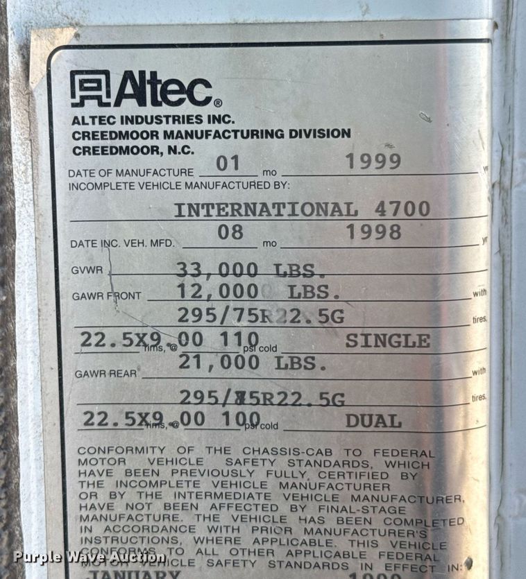 image for item DO0776 1999 International 4700 bucket truck