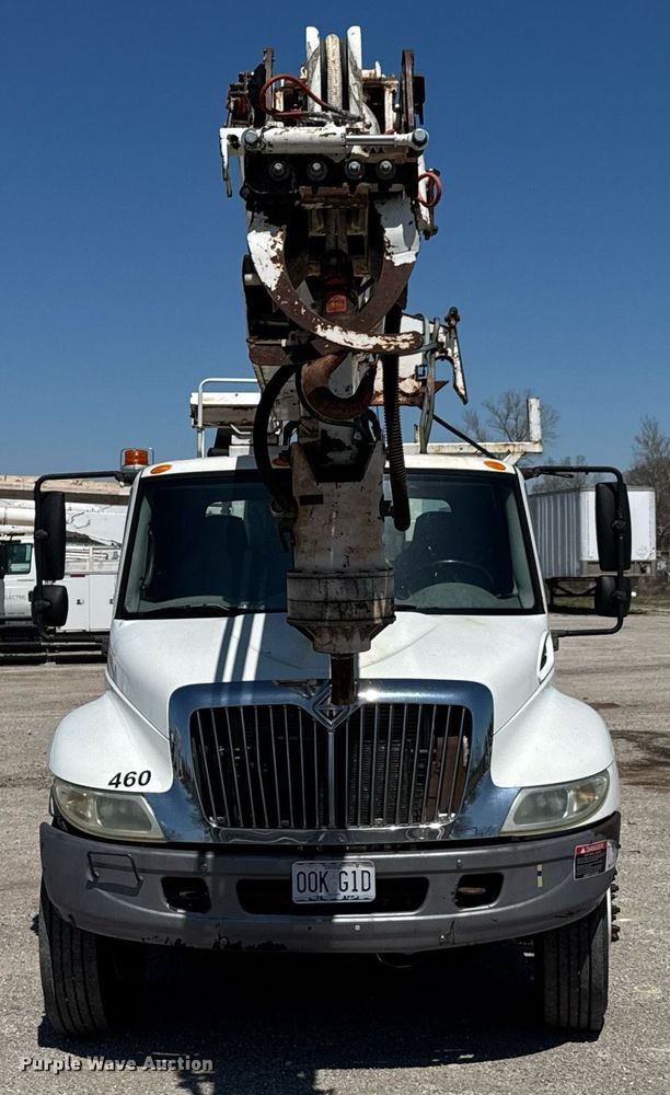 image for item DO0777 2004 International 4300 digger derrick truck