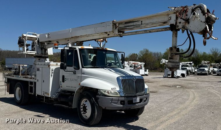 image for item DO0777 2004 International 4300 digger derrick truck