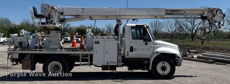 image for item DO0777 2004 International 4300 digger derrick truck