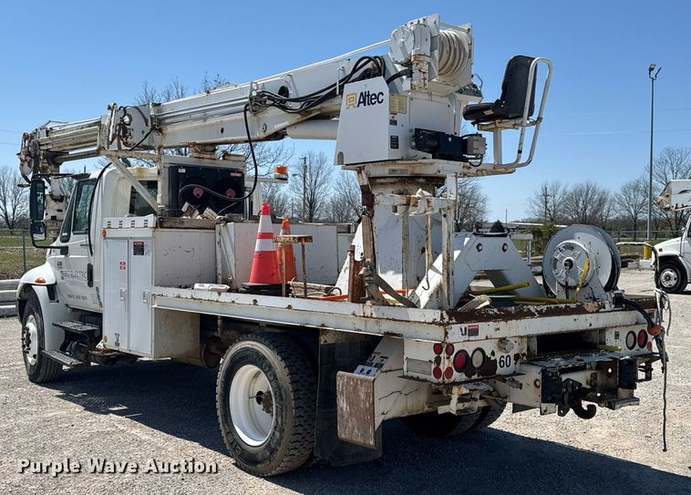 image for item DO0777 2004 International 4300 digger derrick truck