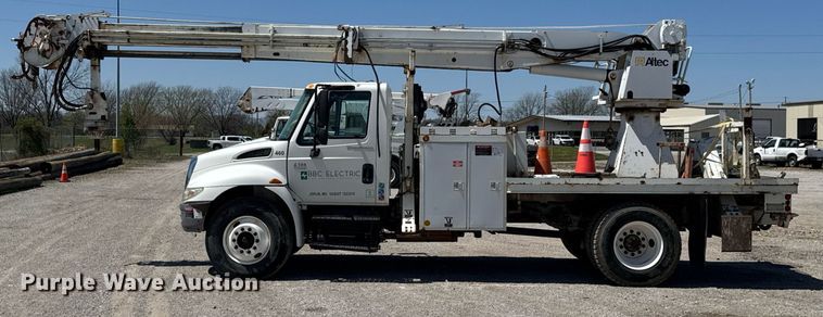 image for item DO0777 2004 International 4300 digger derrick truck