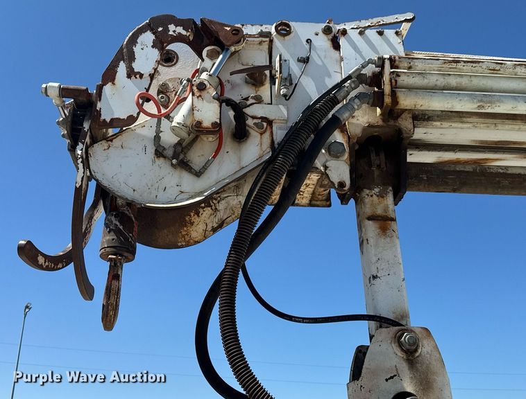 image for item DO0777 2004 International 4300 digger derrick truck