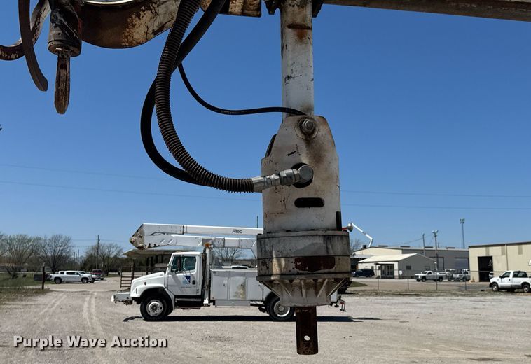 image for item DO0777 2004 International 4300 digger derrick truck