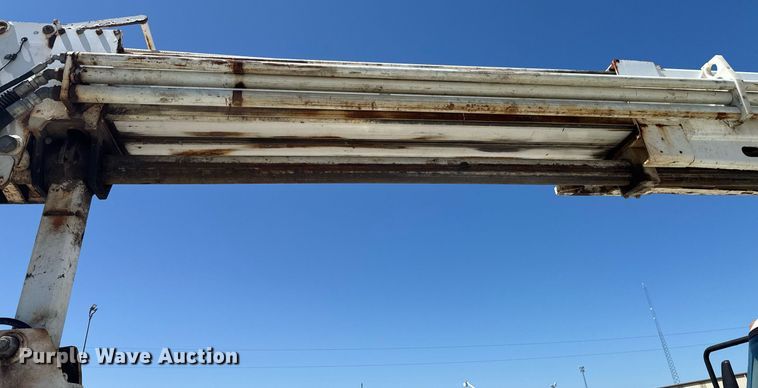 image for item DO0777 2004 International 4300 digger derrick truck