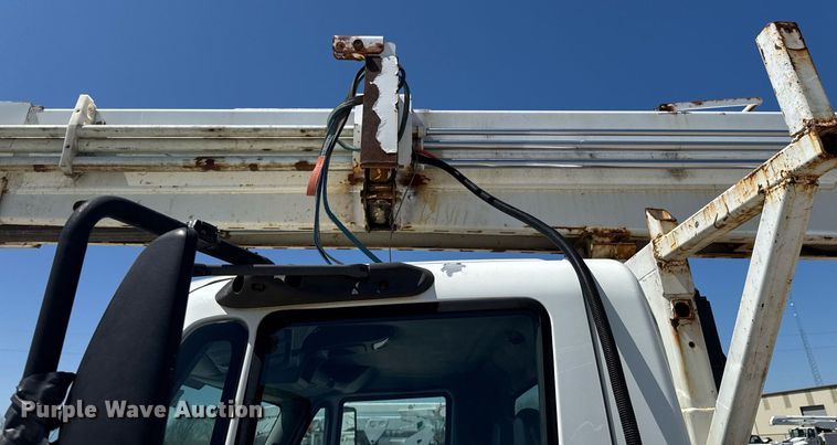 image for item DO0777 2004 International 4300 digger derrick truck