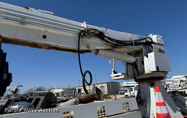 image for item DO0777 2004 International 4300 digger derrick truck