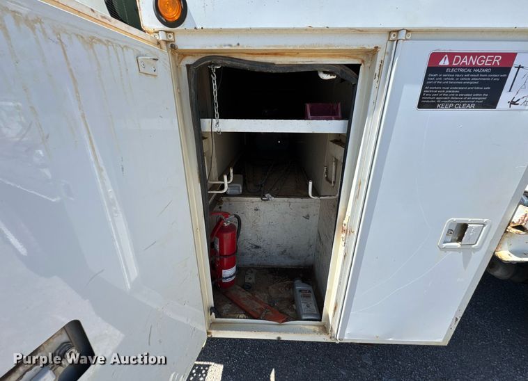 image for item DO0777 2004 International 4300 digger derrick truck