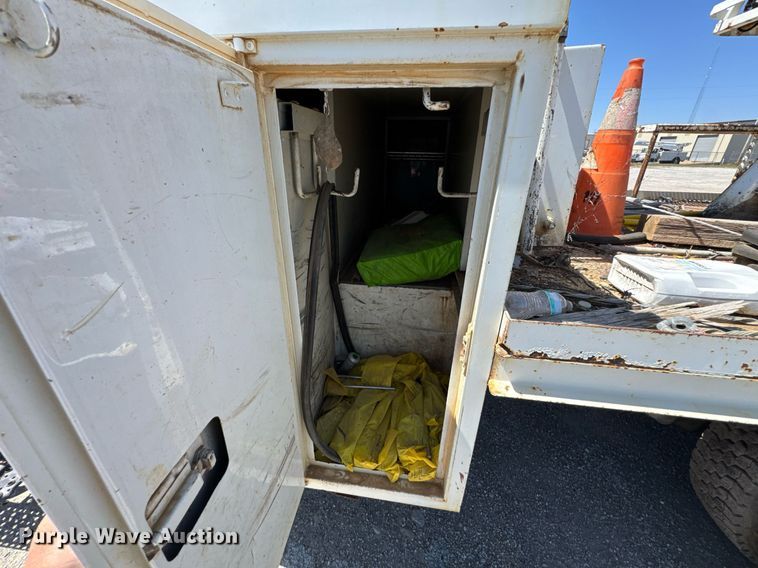 image for item DO0777 2004 International 4300 digger derrick truck