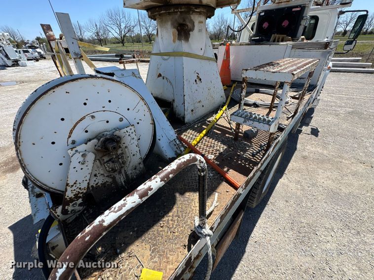 image for item DO0777 2004 International 4300 digger derrick truck