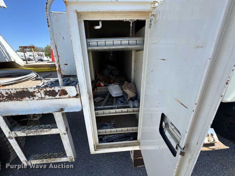 image for item DO0777 2004 International 4300 digger derrick truck