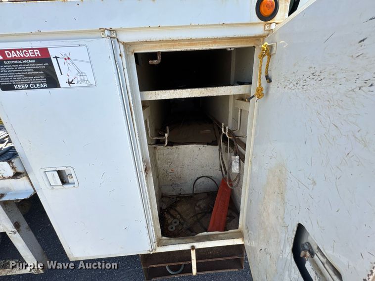 image for item DO0777 2004 International 4300 digger derrick truck