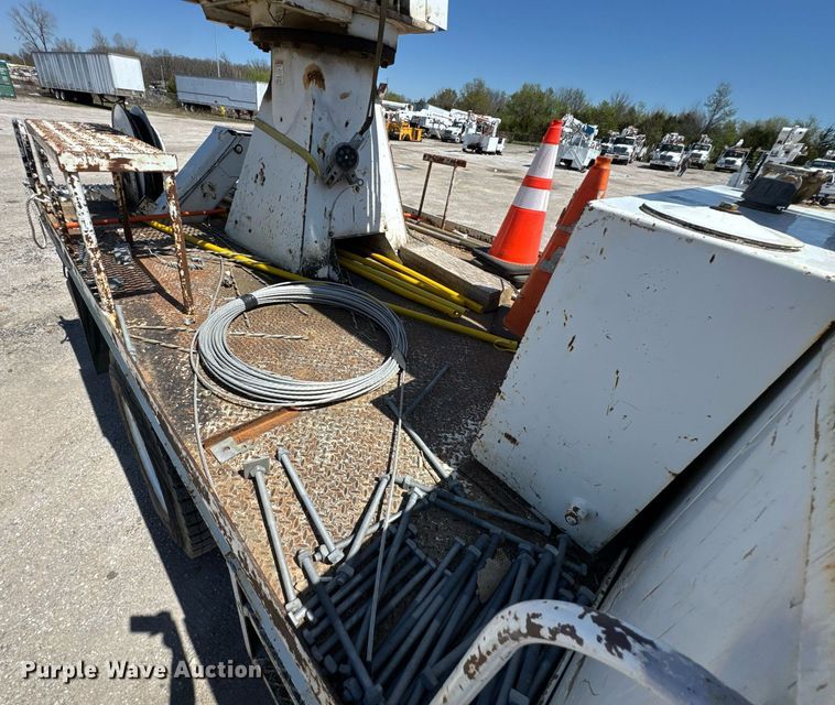 image for item DO0777 2004 International 4300 digger derrick truck