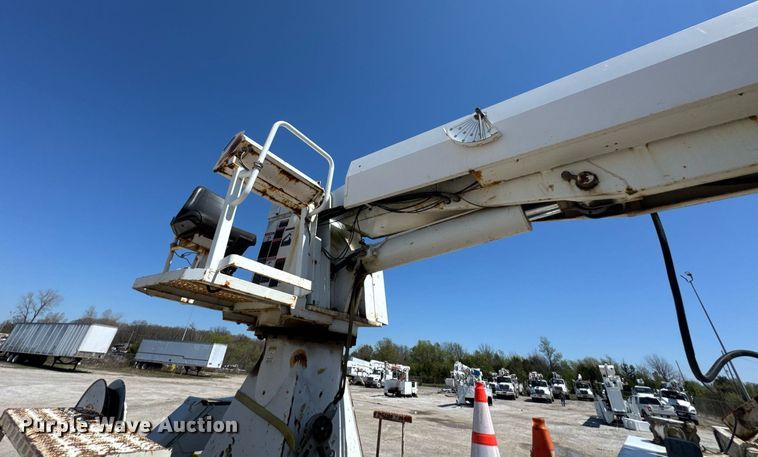 image for item DO0777 2004 International 4300 digger derrick truck