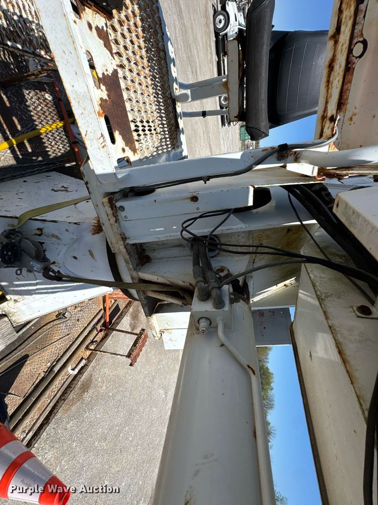 image for item DO0777 2004 International 4300 digger derrick truck