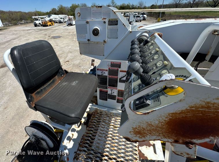 image for item DO0777 2004 International 4300 digger derrick truck