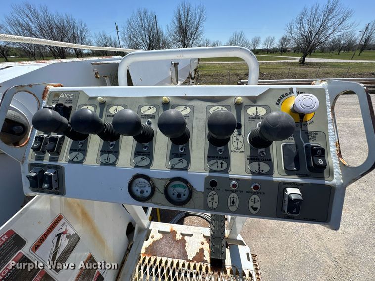 image for item DO0777 2004 International 4300 digger derrick truck