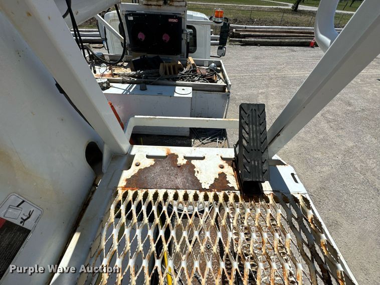 image for item DO0777 2004 International 4300 digger derrick truck