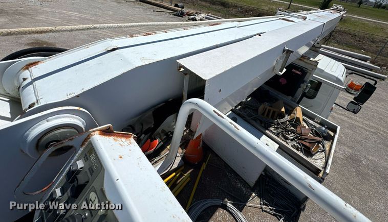 image for item DO0777 2004 International 4300 digger derrick truck