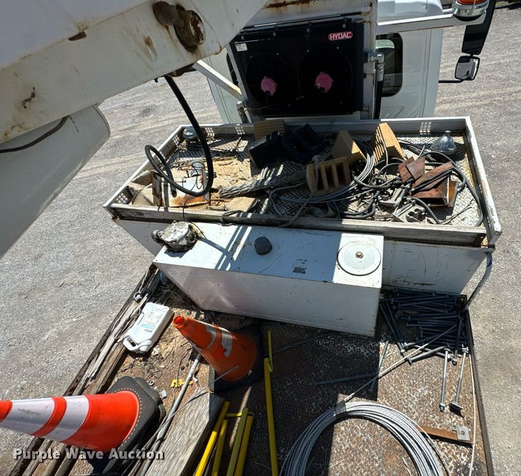 image for item DO0777 2004 International 4300 digger derrick truck