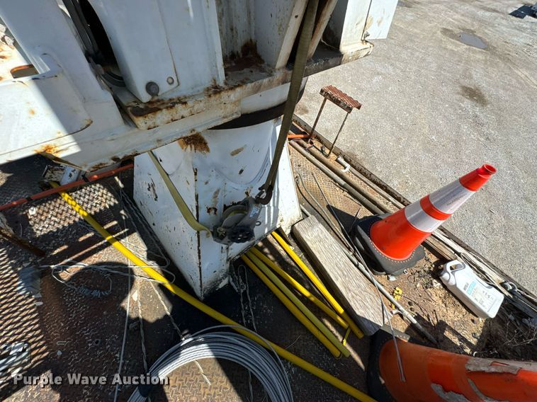 image for item DO0777 2004 International 4300 digger derrick truck