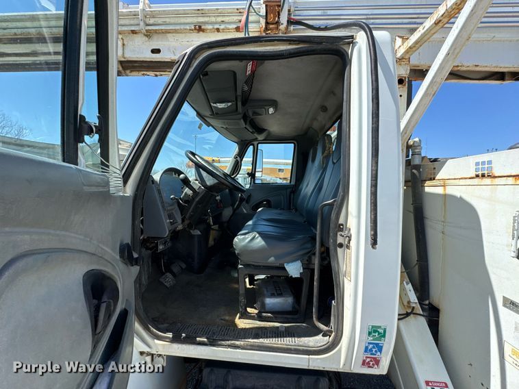 image for item DO0777 2004 International 4300 digger derrick truck