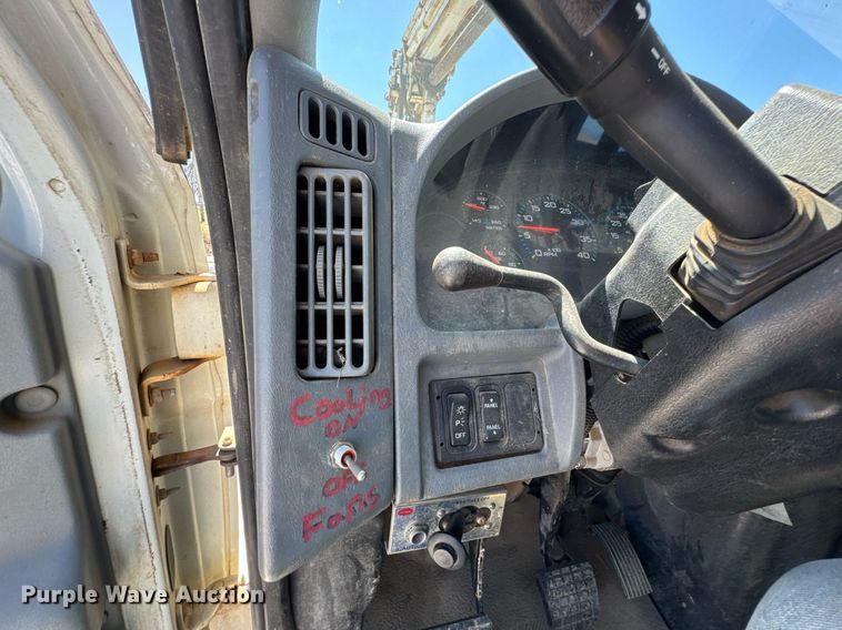 image for item DO0777 2004 International 4300 digger derrick truck