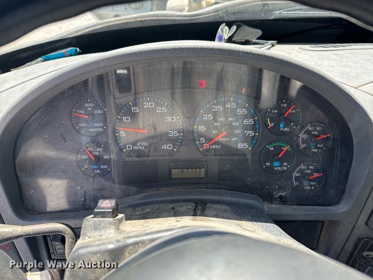 image for item DO0777 2004 International 4300 digger derrick truck