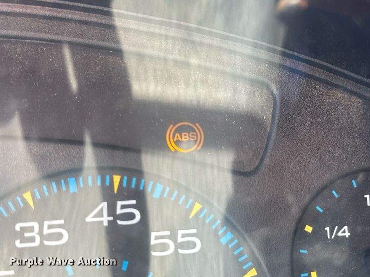 image for item DO0777 2004 International 4300 digger derrick truck