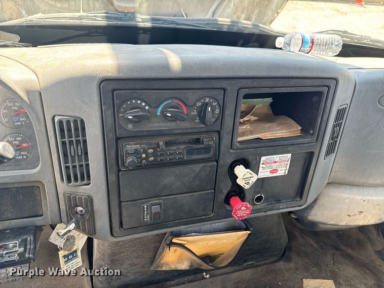 image for item DO0777 2004 International 4300 digger derrick truck