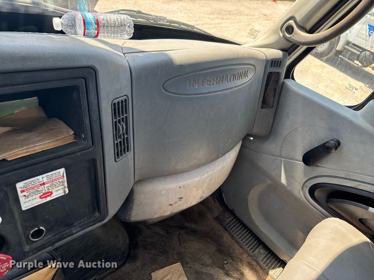 image for item DO0777 2004 International 4300 digger derrick truck