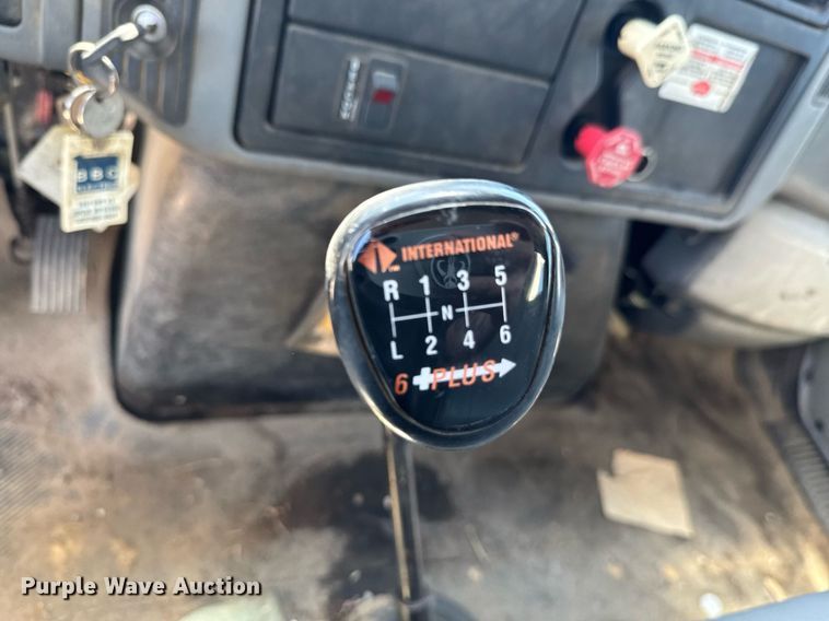 image for item DO0777 2004 International 4300 digger derrick truck