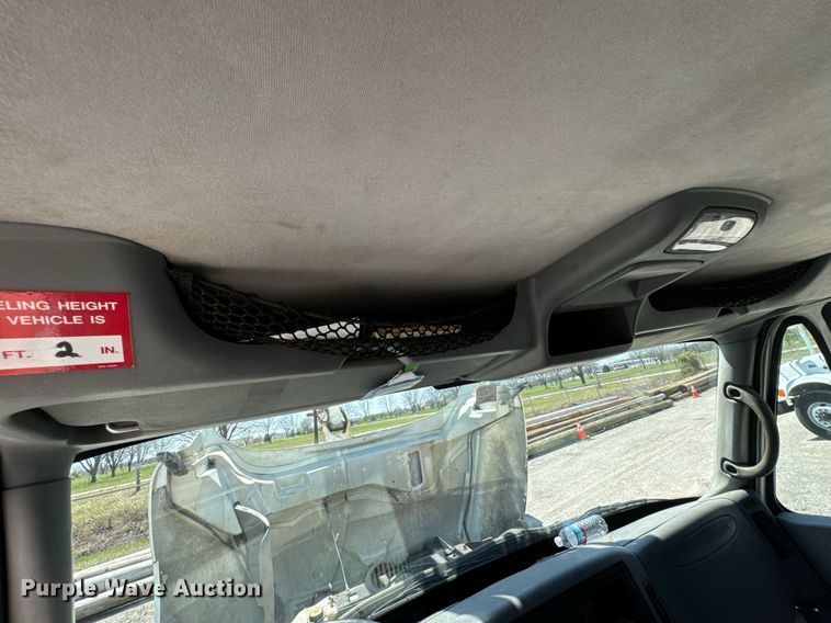 image for item DO0777 2004 International 4300 digger derrick truck