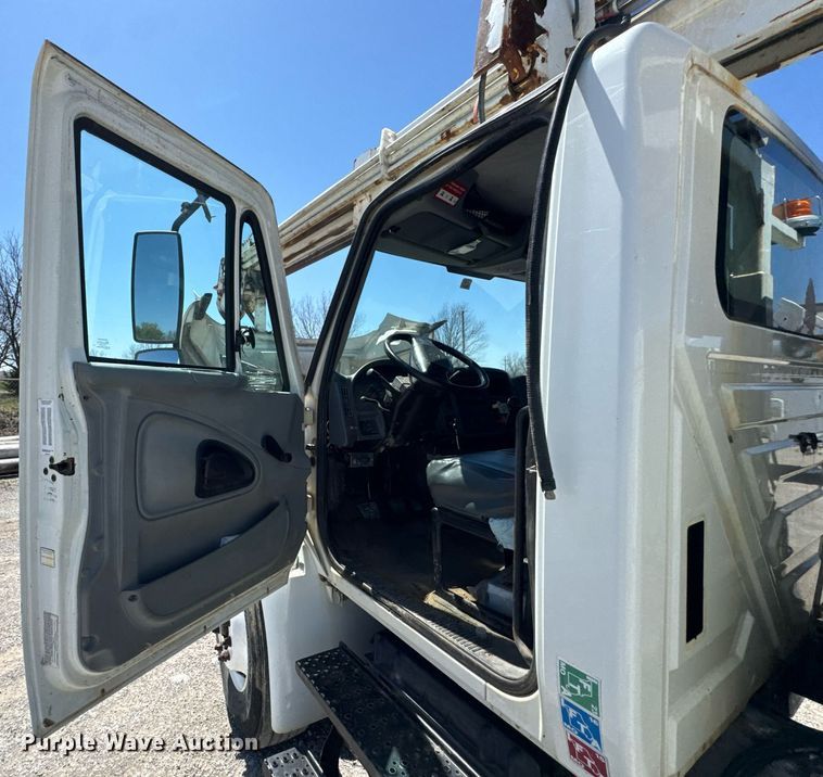 image for item DO0777 2004 International 4300 digger derrick truck