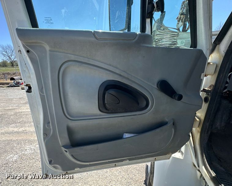 image for item DO0777 2004 International 4300 digger derrick truck