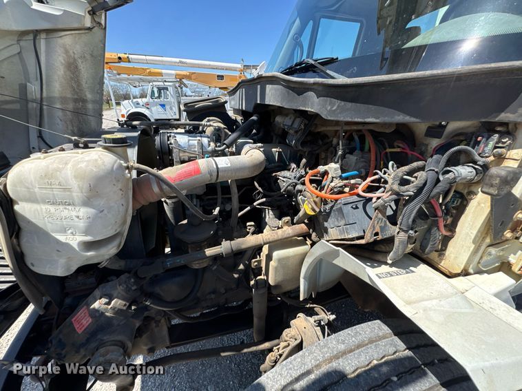 image for item DO0777 2004 International 4300 digger derrick truck