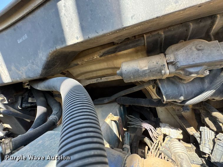 image for item DO0777 2004 International 4300 digger derrick truck