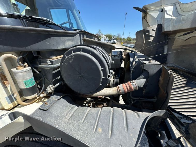 image for item DO0777 2004 International 4300 digger derrick truck