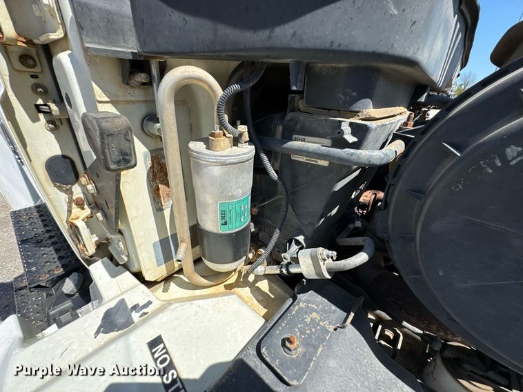 image for item DO0777 2004 International 4300 digger derrick truck