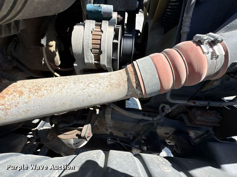 image for item DO0777 2004 International 4300 digger derrick truck