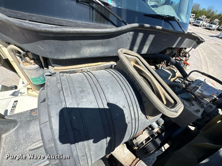 image for item DO0777 2004 International 4300 digger derrick truck