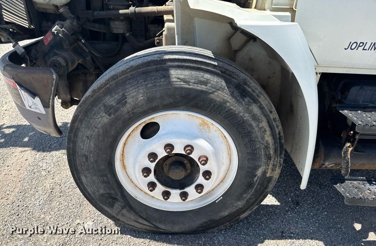 image for item DO0777 2004 International 4300 digger derrick truck