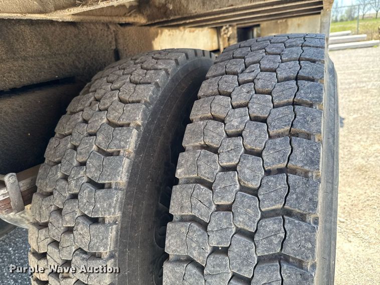 image for item DO0777 2004 International 4300 digger derrick truck