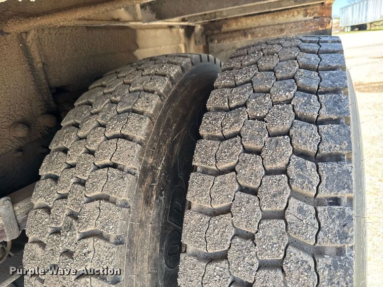 image for item DO0777 2004 International 4300 digger derrick truck